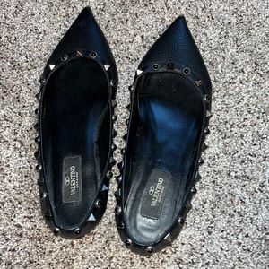 Slightly worn Valentino Garavani black pointed toe leather flats